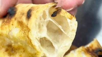 【意式那不勒斯披萨】经典大气孔,饼边焦斑诱人;外脆内润,嚼劲十足。