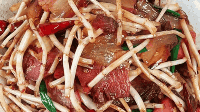 松柏熏肉炒折耳根：一口地道黔味，唤醒味蕾的乡愁