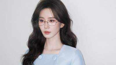 刘诗诗戴眼镜化身高知女神 穿蓝色连衣裙优雅温柔