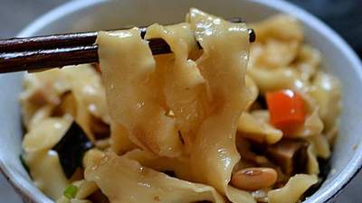 三伏天也能解锁腊八面的参与感 备齐八样食材跟着做滑溜劲道的特色浇头