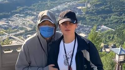 蒋勤勤带儿子登五台山 素颜精致状态佳 陈建斌轻装随行略显沉稳