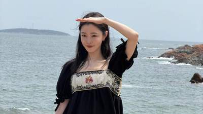 宋轶晒海边写真 黑裙白短裤配刺绣上衣 温婉气质引网友热议