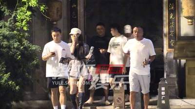 释小龙约好友商圈餐后散步 一路热聊尽显松弛活力