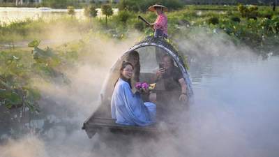 仙气飘飘！江苏昆山游客“泛舟荷塘”觅清凉