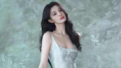 王楚然穿浅灰提花吊带长裙 卷发造型温婉动人复古优雅