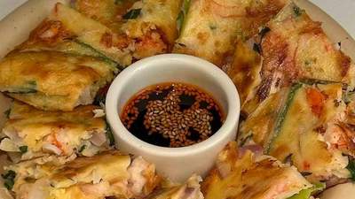 谁懂啊!外脆里嫩的海鲜泡菜饼,一口吃尽人间烟火小治愈