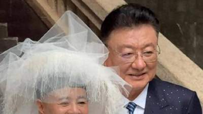 “金龟子”刘纯燕庆祝60岁生日 与丈夫王宁补拍婚纱照