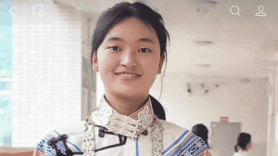 彝族姑娘查分后转头先喂猪，她心仪的大学回应了！