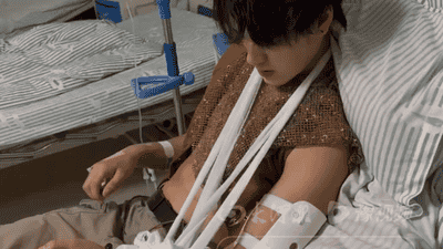 甘肃一景区NPC与游客互动被掰断手臂：对方提出掰手腕，突然发力致其胳膊骨折并晕倒，事后又遭拉黑