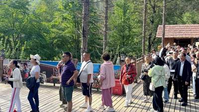 雅安宝兴：文旅“热”力全开“清凉经济”跑出加速度