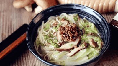 夏日专属多元素面体验：5分钟快手香菇素汤面 鲜菇酱+牛肝菌油提香 参与感拉满