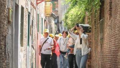 逛千年瓷都品活态遗产 景德镇陶阳里游客体验世界文化遗产保护新实践
