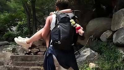 泰山陪爬这些事你遇过吗？牵手要加钱、公主抱还收费，不少人竟靠这类噱头揽客