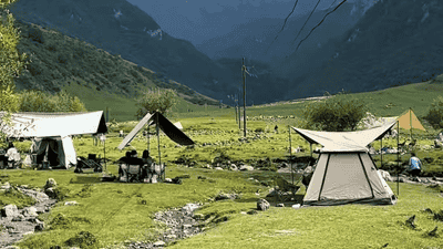 甘肃渭源双石门景区突发山洪 游客河滩露营避险遭困 救援仍在进行