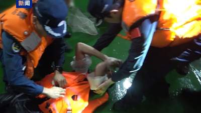 南海搜救持续进行，中国海警夜间再救起2名越南遇险船员