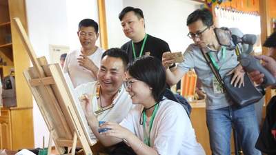 网络名人打卡青海同仁热贡艺术 沉浸式体验非遗创作与传承魅力