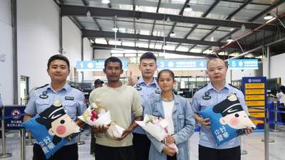 勐啊口岸送惊喜迎第100万名出入境旅客 赴境外夫妇通关享暖心礼遇