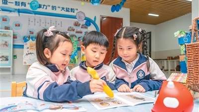 娃娃都爱凑到屏幕前 线下育儿缺陪伴电子产品成刚需