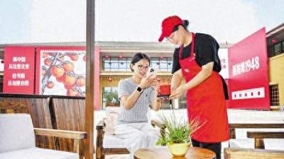 在西柏坡 年轻人带着游客把红色体验玩成了热闹日常