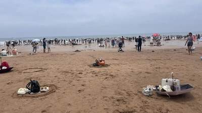 去青岛沙滩转一转 画个沙圈就能放心暂放物品 这趟海边之旅满是暖心人情味