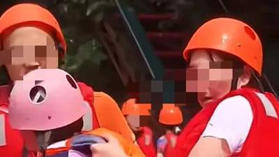 漂流时有蛇往艇上爬，游客尖叫用水瓢驱赶