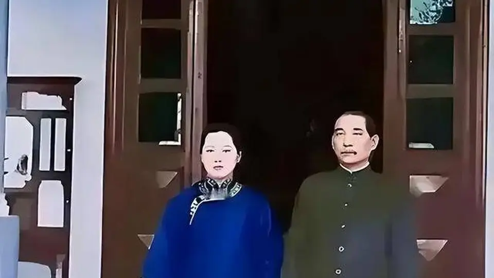这是30岁的宋庆龄和丈夫孙中山的真实样子,可不是演员演出来的。