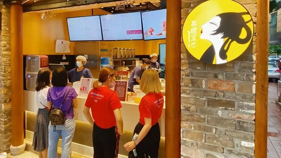 广州这家奶茶店几乎随处可见，游客看着却很眼熟：这是山寨的吗？