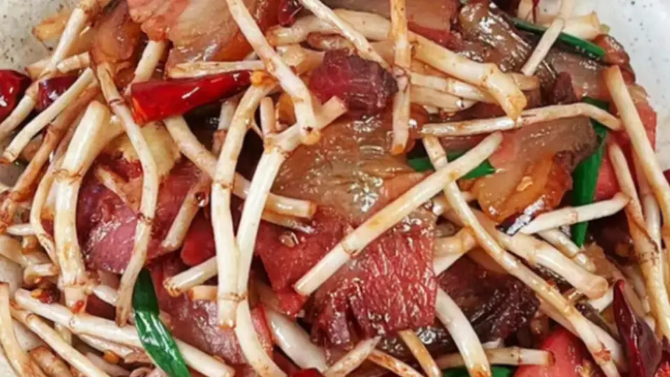 松柏熏肉炒折耳根：一口地道黔味，唤醒味蕾的乡愁