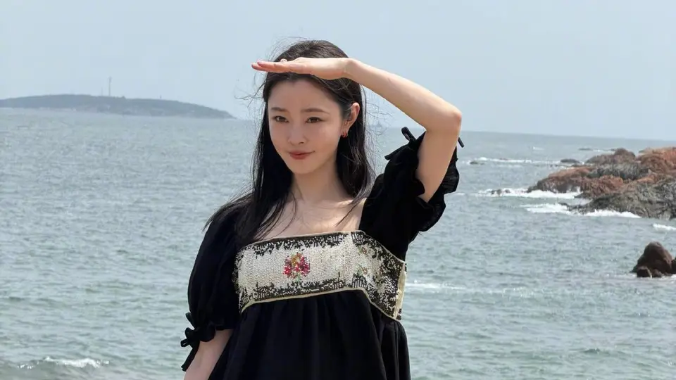 宋轶晒海边写真 黑裙白短裤配刺绣上衣 温婉气质引网友热议