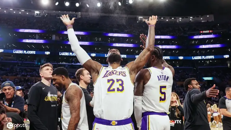 NBA官宣詹姆斯加盟76人 生涯首次拿底薪只为赛场享受