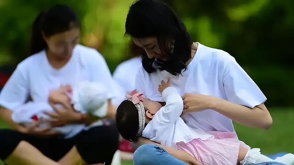 宝妈别因外界眼光动摇喂宝宝的选择 多元声音讨论母乳与奶粉喂养的暖心感悟