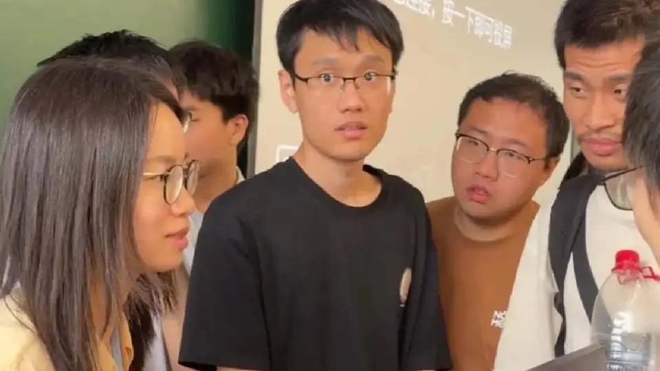 2025年王虹北大讲座引韦东奕连听三天 学术明星出圈的多元参与感拉满