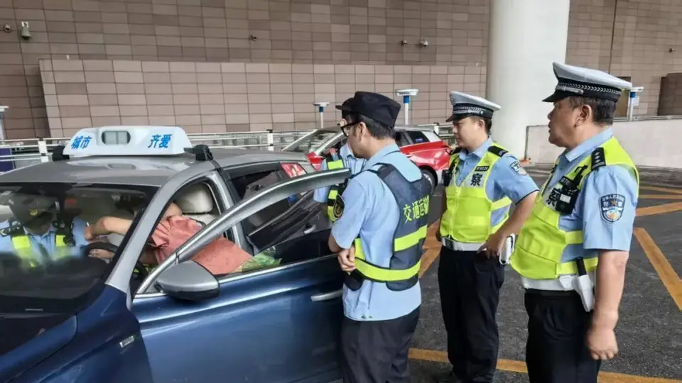 上海机场出租车甩客坑人?别慌!上海已试行枢纽禁入制度,新规严管拒载甩客等8类乱象,违规将上限制名单