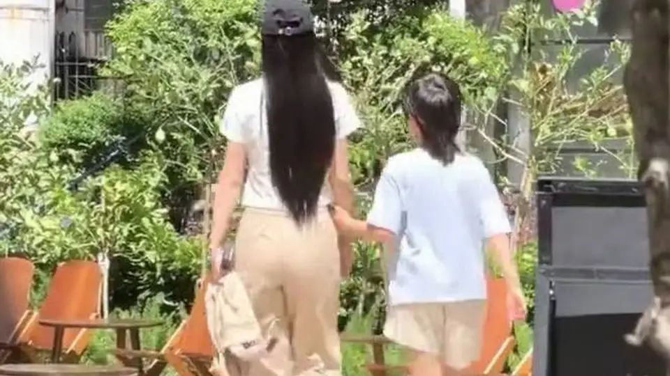 上海偶遇杨颖携小海绵逛街头 母子牵手漫步尽显松弛温馨氛围