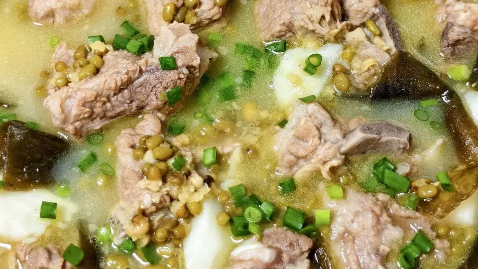 夏天没胃口？不如跟着这锅绿豆排骨汤开启清爽鲜香体验