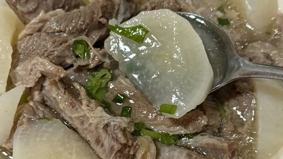 跟着做鲜掉眉毛的清汤萝卜牛肋条，清淡治愈家常菜也能轻松复刻！
