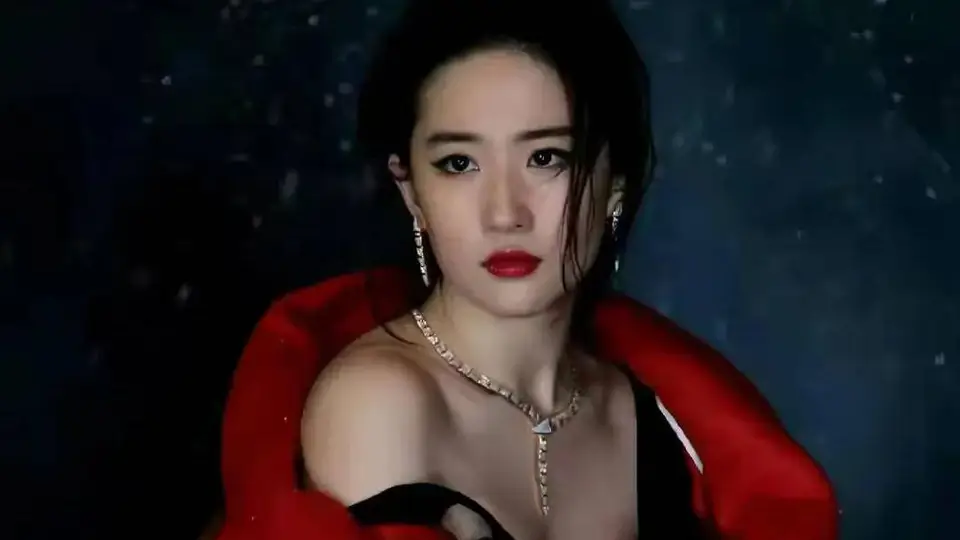 刘亦菲现身多元时尚活动 微胖体态下的自然美感让现场观众直呼惊艳