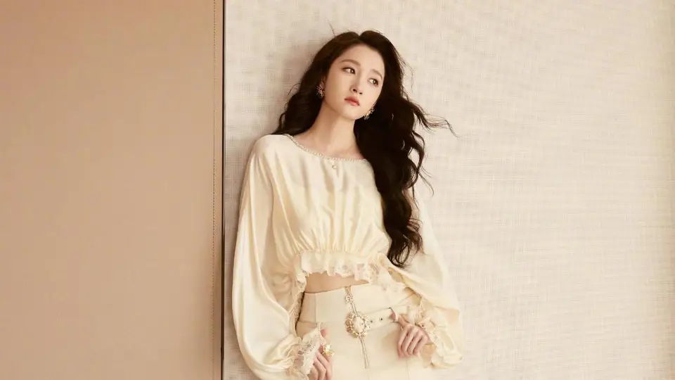 关晓彤穿奶杏色套装气质温柔 大方秀好身材美腿吸睛