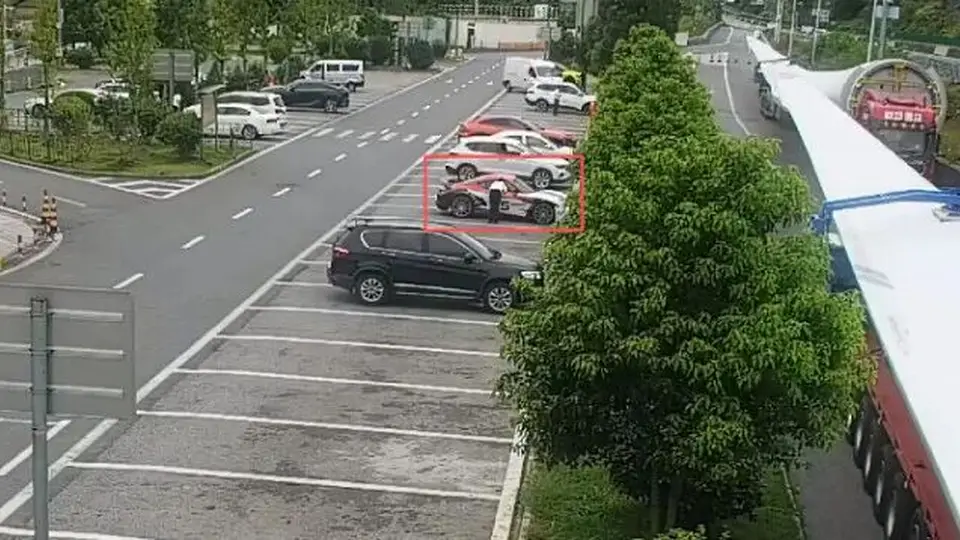 17岁女孩搭顺风车在高速被司机独留车内遭暴晒，开门未果情绪崩溃