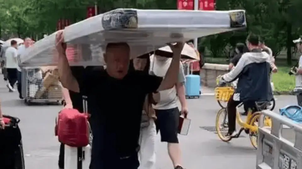 北大报到日校园满是扛床垫的爸，网友直呼：别说是扛床垫了，就是让我扛床去北大我都乐意