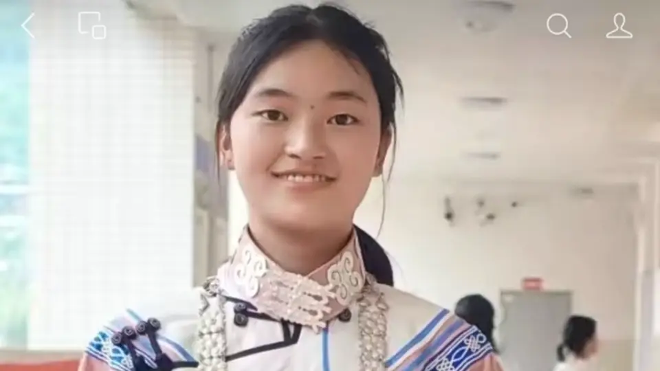 彝族姑娘查分后转头先喂猪，她心仪的大学回应了！