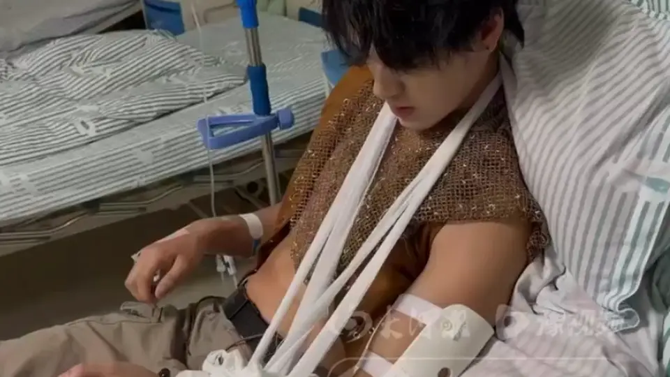 甘肃一景区NPC与游客互动被掰断手臂：对方提出掰手腕，突然发力致其胳膊骨折并晕倒，事后又遭拉黑