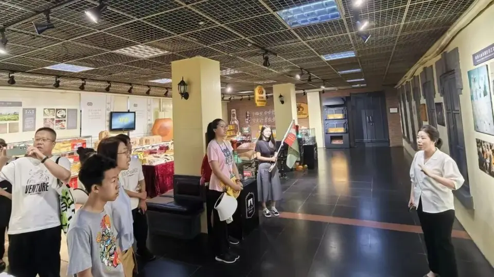百年秋林免费工业游明日启动丨现场看大列巴制作，刚出炉管够尝