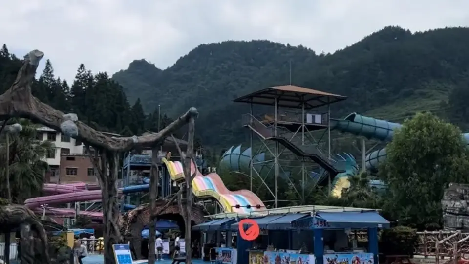 人直接飞了出去?游客称在贵州桃源河坠落受伤,景区:已赔付