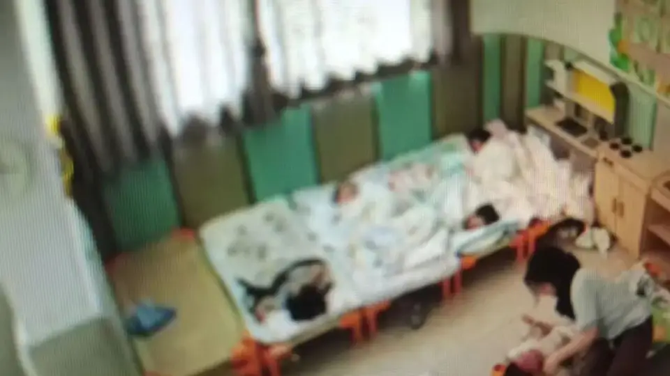 16月龄幼儿入托第一天遭老师虐待29分钟,警方介入;家长:“实习期”老师始终未露面