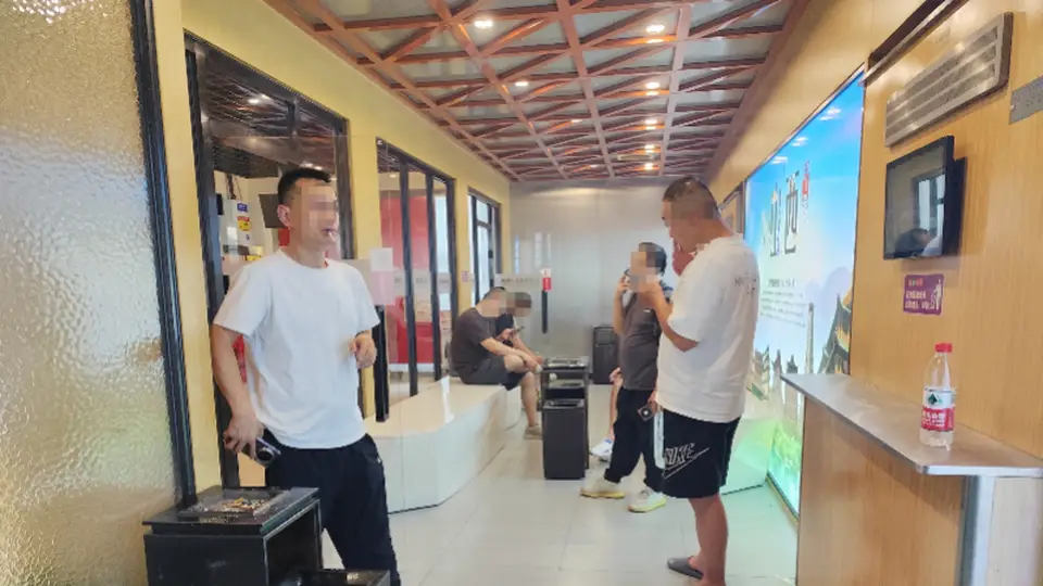 太原南站吸烟室重启引争议,旅客抱怨二手烟外泄变相鼓励吸烟