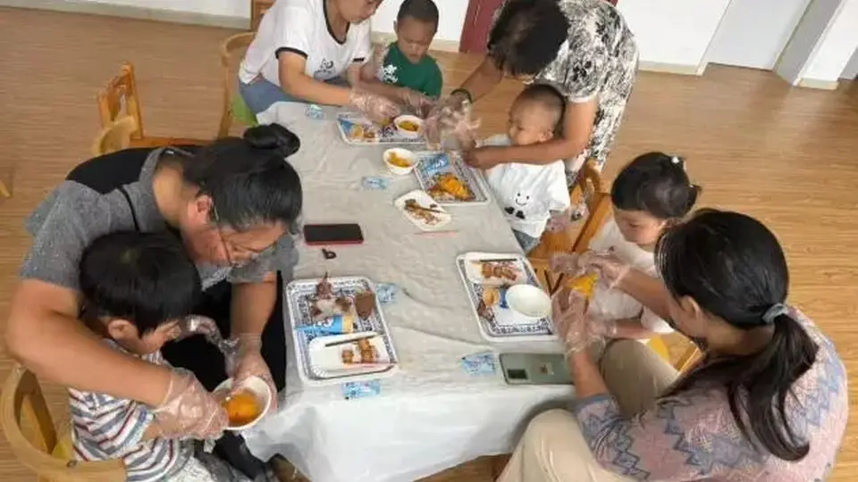 辉山街道冯道社区联合辉山中心幼儿园开展红薯冰淇淋制作活动，让孩子在趣味实践中体验劳作快乐品尝成长滋味