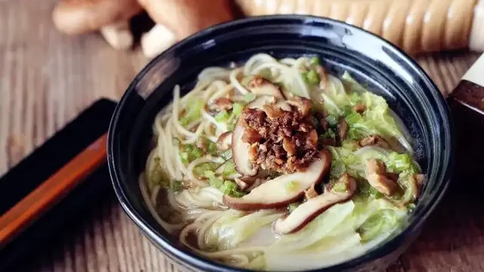 夏日专属多元素面体验:5分钟快手香菇素汤面 鲜菇酱+牛肝菌油提香 参与感拉满