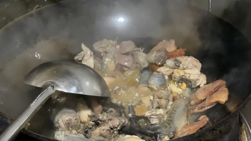 雨季赴临沧凤庆古墨 共品鲜醇红菌煮鸡的待客之香