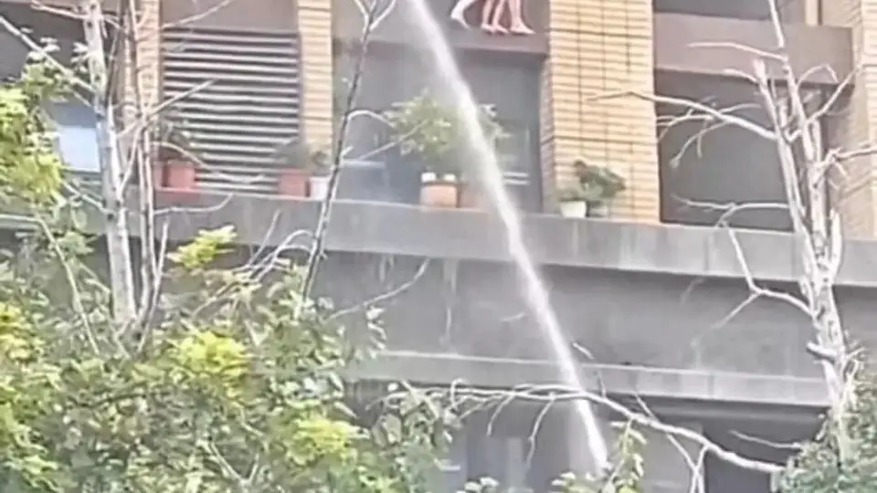 连云港火灾救援陷云梯之困 民众床单被褥紧急接应却憾失女童生命